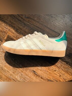 Like new! adidas Gazelle Suede Sneaker in Cream with Green Heel
